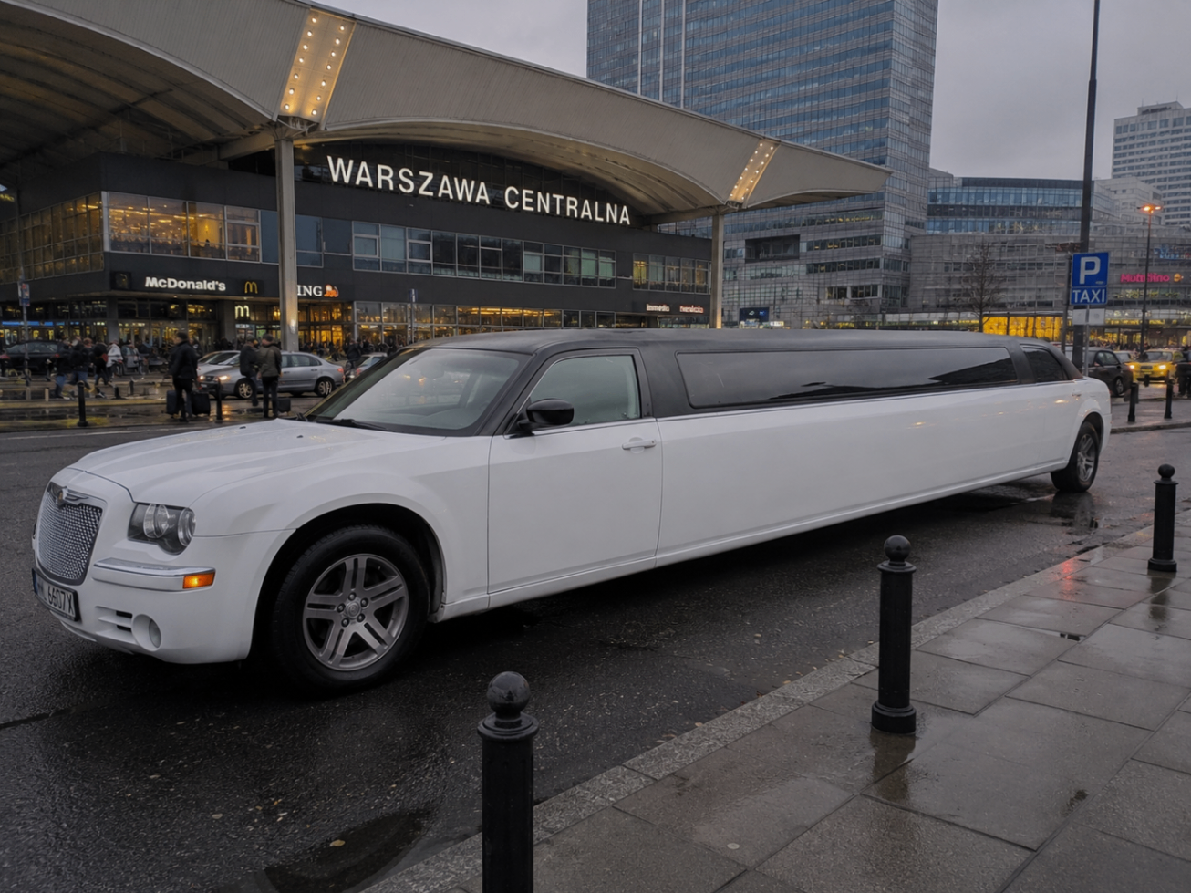 Biała limuzyna Chrysler przed Dworcem Warszawa Centralna