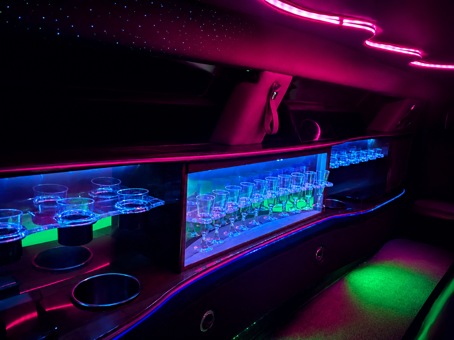 Barek w limuzynie z podświetlanymi kieliszkami LED