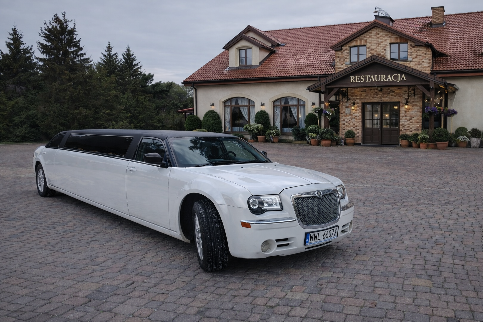 Biała limuzyna Chrysler przed restauracją pod Warszawą