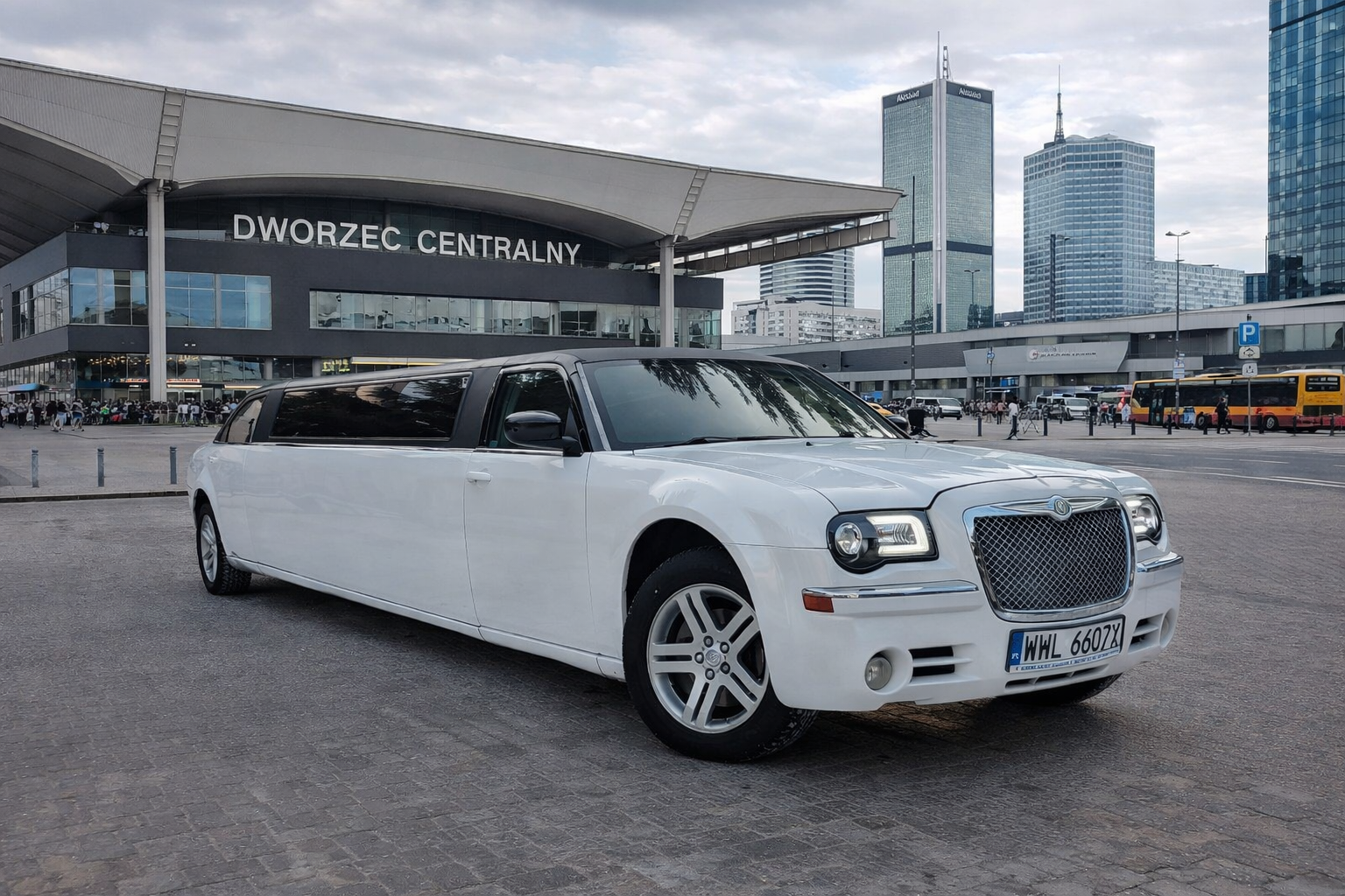 Biała limuzyna Chrysler przed Dworcem Centralnym w Warszawie